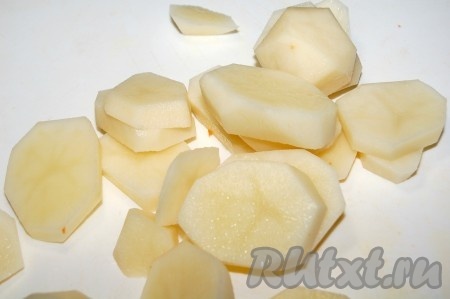 Нарезать картофель круглыми кусочками и слегка обжарить на растительном масле.