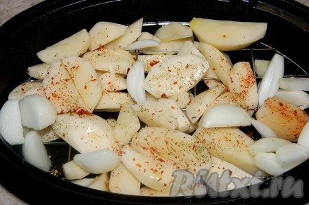 Нарезанные картошку  и лук сложить в жаровню. Посыпать специями.