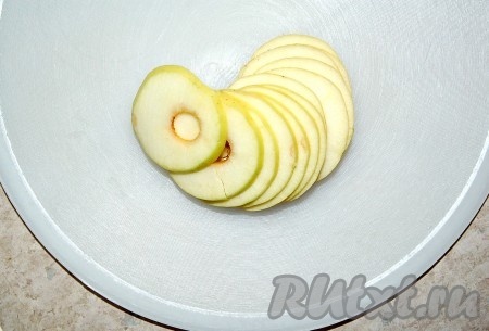 Затем яблоки нарезать. Для нарезки можно использовать острый нож или ломтерезку. Стараться, чтобы ломтики были одинаковой толщины.