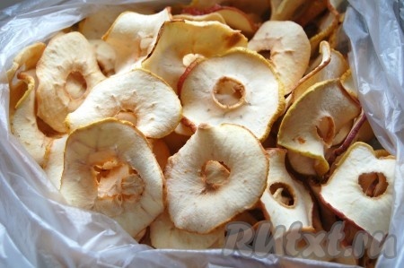 Примерно через 6-8 часов яблоки будут готовы. Можно вытащить их из духовки и разложить по пакетам.