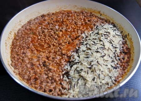 После того, как фарш потушился, добавляем рис, перемешиваем и прогреваем минут 5.