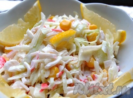 Салат с капустой и крабовыми палочками