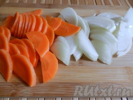 Наталья Имшенецкая Нарезать лук и морковь полукольцами.