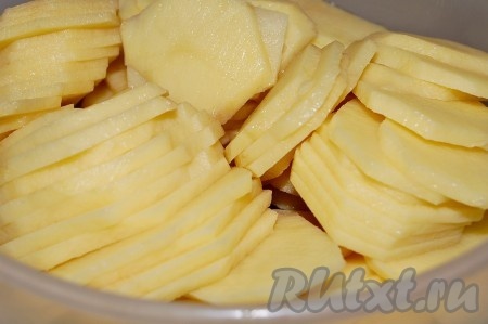 Картофель почистить, помыть и нарезать на тонкие кружочки.