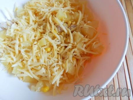 Сыр натереть на терке, ананасы нарезать.  