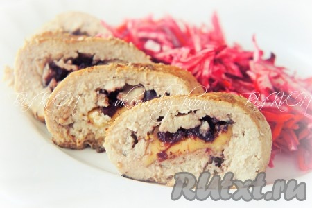 Извлечь зубочистки, нарезать рулетики из куриного филе с сыром на небольшие кусочки и подавать с вашим любимым гарниром.
