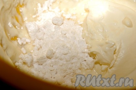 В миску положить сливочный сыр "Филадельфия", добавить сахарную пудру.