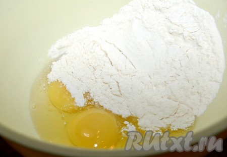 В миску разбить яйца, добавить муку, соль, сахар и разрыхлитель теста.