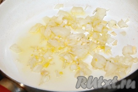 Для приготовления фарша налить в сковороду оливковое масло и выложить измельченный чеснок и мелко нарезанный репчатый лук.