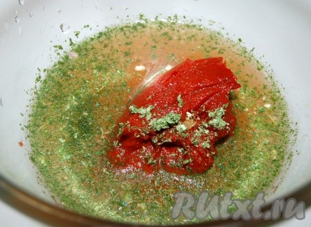 Для приготовления заливки налить в миску горячую воду, добавить томатную пасту, соль, перец и сушеные травы.