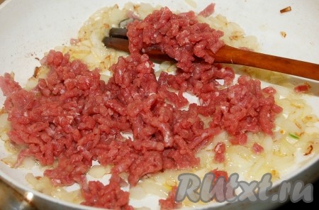 Когда лук с чесноком слегка обжарятся, добавить на сковороду мясной фарш.