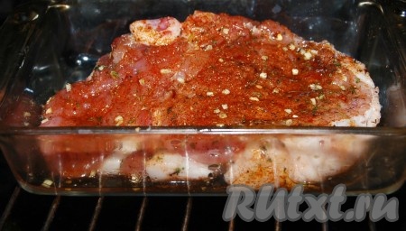 Отправить форму со свиной отбивной в заранее нагретую до 200 градусов духовку. Запекать в духовке 30 минут.
