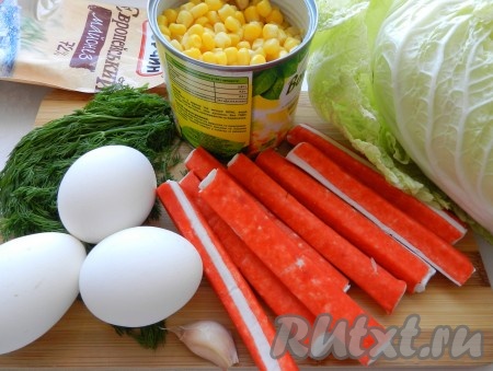 Ингредиенты для приготовления салата из пекинской капусты с крабовыми палочками