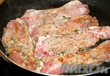 На сковороду налить растительное масло, раскалить его и в горячее масло выложить кусочки свинины. 