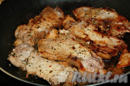 Обжаривать свинину с двух сторон до желаемой румяности, примерно по 7-10 минут с каждой стороны.
