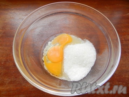 Для теста смешать яйца с сахаром.