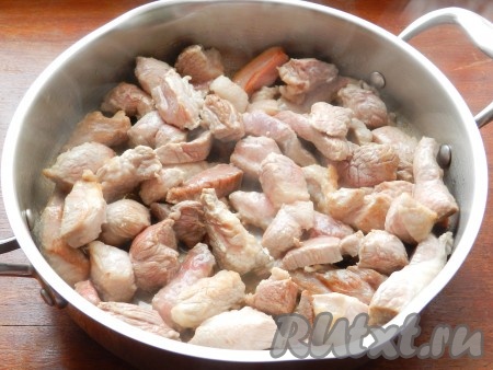 Мясо вымыть, нарезать небольшими кусочками. В сковороде разогреть растительное масло, выложить мясо.