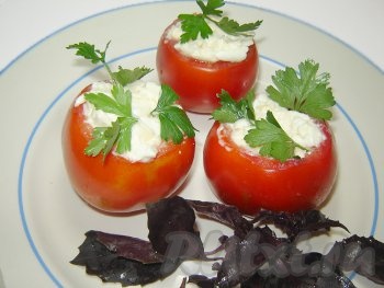 Фаршированные помидоры с сыром и чеснаком