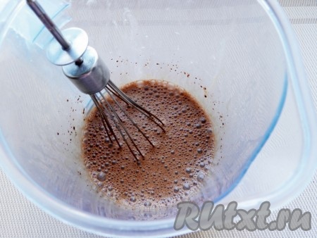 Горячие сливки тонкой струйкой влить в шоколад и взбить до однородности.