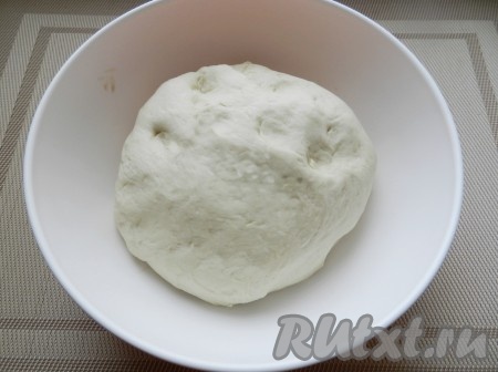Тесто для багетов можно замесить в хлебопечке или руками из указных ингредиентов. Если замешиваете тесто вручную, дайте ему подойти 1 час в теплом месте.