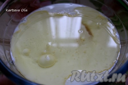 В другой миске вилкой взбить жидкие ингредиенты - молоко, масло и яйцо.