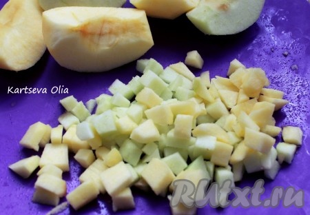 Яблоки очистить от кожуры, вынуть сердцевинки и нарезать кубиками.