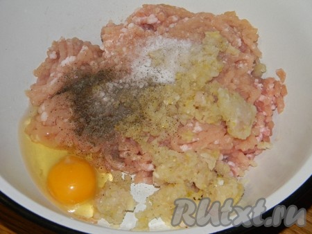 Приготовить фарш. Для этого соединить свинину с курятиной, добавить яйцо, натертый на терке лук, пропущенный через пресс чеснок, соль, перец и другие специи по вкусу и хорошенько перемешать. 
