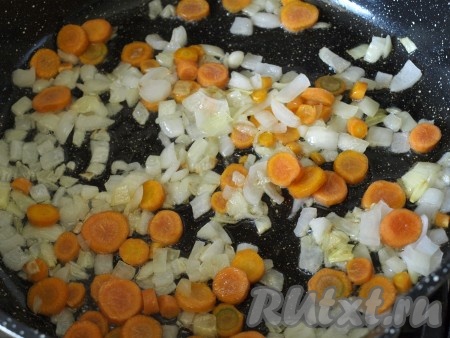 Нарезать кубиками репчатый лук, чеснок мелко нарезать. Разогреть в сковороде подсолнечное масло и обжарить лук и чеснок в течение 5 минут, добавить морковь.
