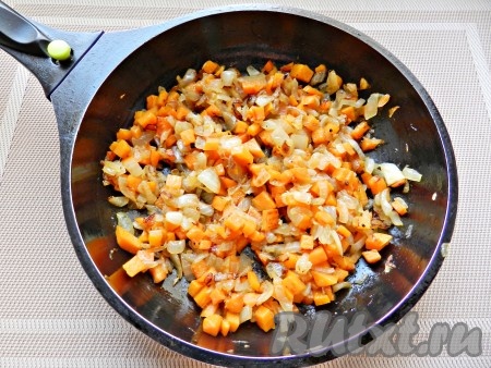 Лук и морковь нарезать кубиками, обжарить на растительном масле до золотистого цвета, посолить и поперчить.
