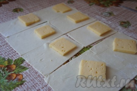 Положить сыр, как показано на фото.
