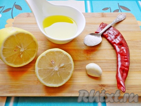 Приготовить заправку для салата. Смешать оливковое масло и лимонный сок, добавить щепотку сахара, пропущенный через пресс чеснок. Острый перец очистить от семян, отрезать от стручка необходимое количество и нарезать полосками.
