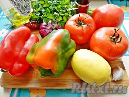 Ингредиенты для приготовления острого салата из помидоров и перца