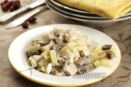Фото рецепта Тёплый салат с курицей и ананасами