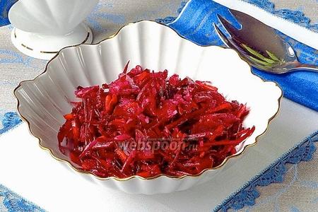 Фото рецепта Салат из свежей свёклы и квашеной капусты