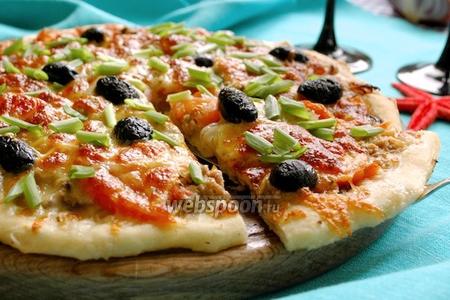 Фото рецепта Пицца с консервированным тунцом и луком