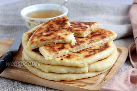 Фото рецепта Хачапури с сыром и брынзой