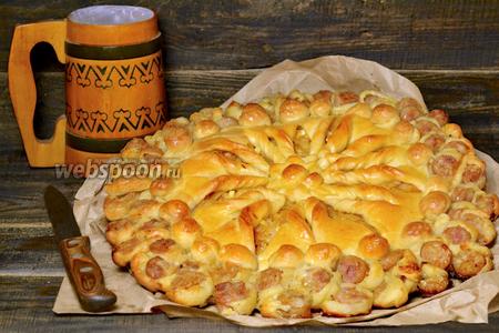 Фото рецепта Пирог с капустой и колбасками