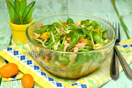 Фото рецепта Салат с курицей, кумкватами и кешью