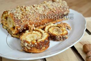 Фото рецепта Рулет с бананом и сгущёнкой