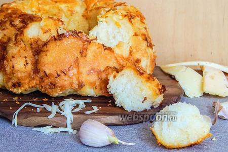 Фото рецепта Обезьяний хлеб с сыром и чесноком