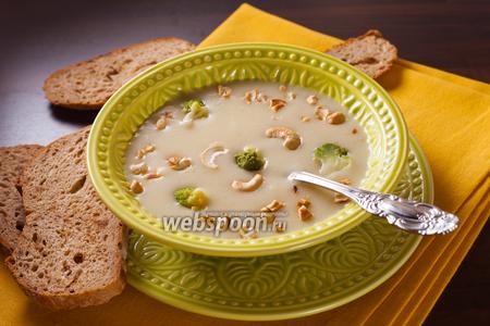 Фото рецепта Суп с цветной капустой романеско и кешью