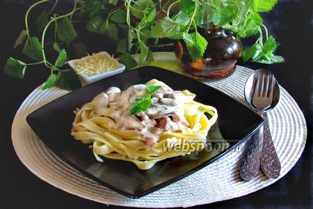 Фото рецепта Феттучини с грибами и ветчиной