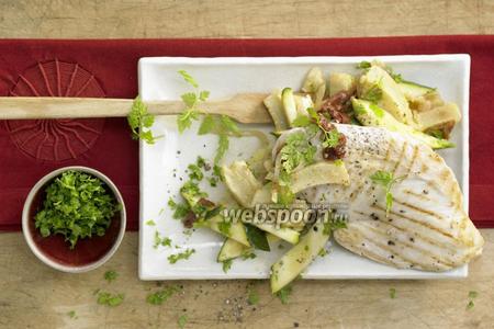 Фото рецепта Куриная грудка на гриле с цукини и артишоками