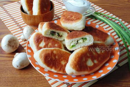 Фото рецепта Жареные пирожки с грибами, яйцом и зелёным луком