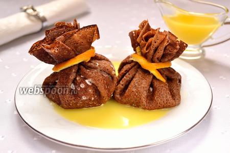 Фото рецепта Шоколадные блины с сюрпризом и с апельсиновым соусом