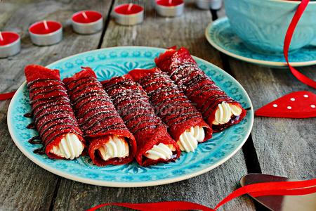 Фото рецепта Блинчики «Red Velvet» с маскарпоне и малиной