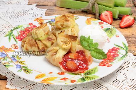 Фото рецепта Блины с клубникой и ревенем