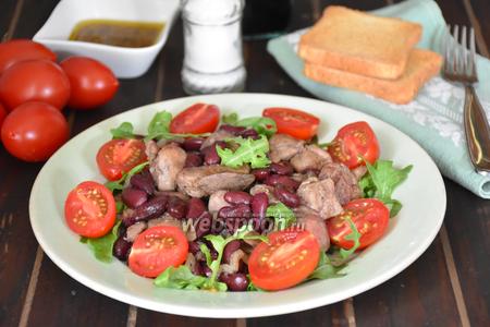 Фото рецепта Салат с куриной печенью и красной фасолью