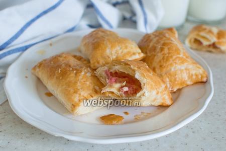 Фото рецепта Слойки с колбасой и сыром