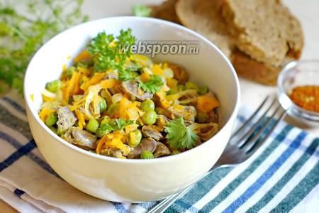 Фото рецепта Салат из куриных сердечек с морковью и горошком